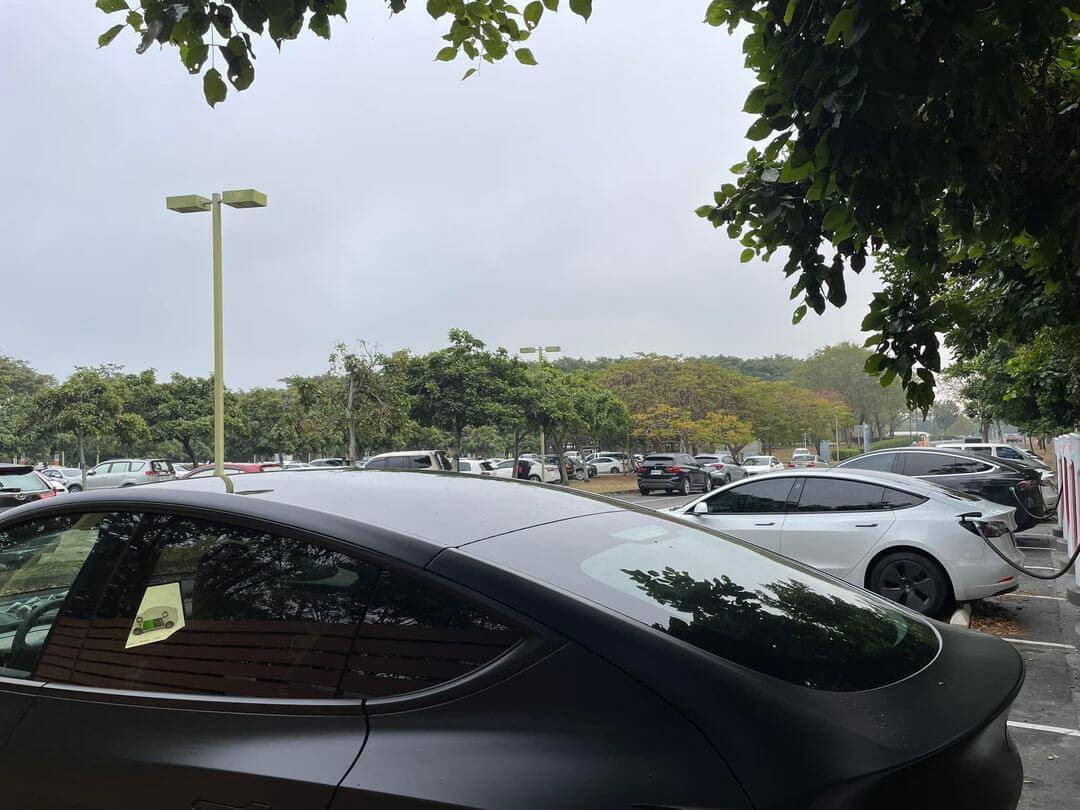 幫車子充電，也幫自己充充電